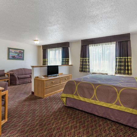 Super 8 By Wyndham Fountain Hotel Екстериор снимка