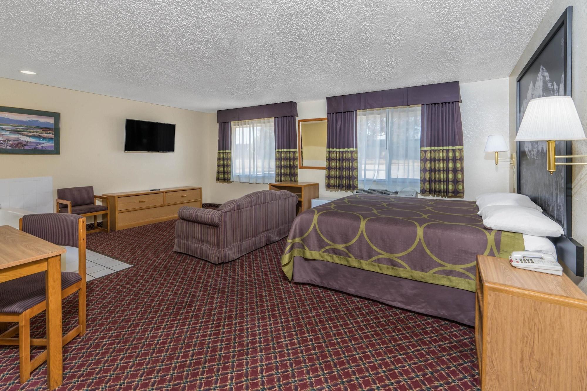 Super 8 By Wyndham Fountain Hotel Екстериор снимка