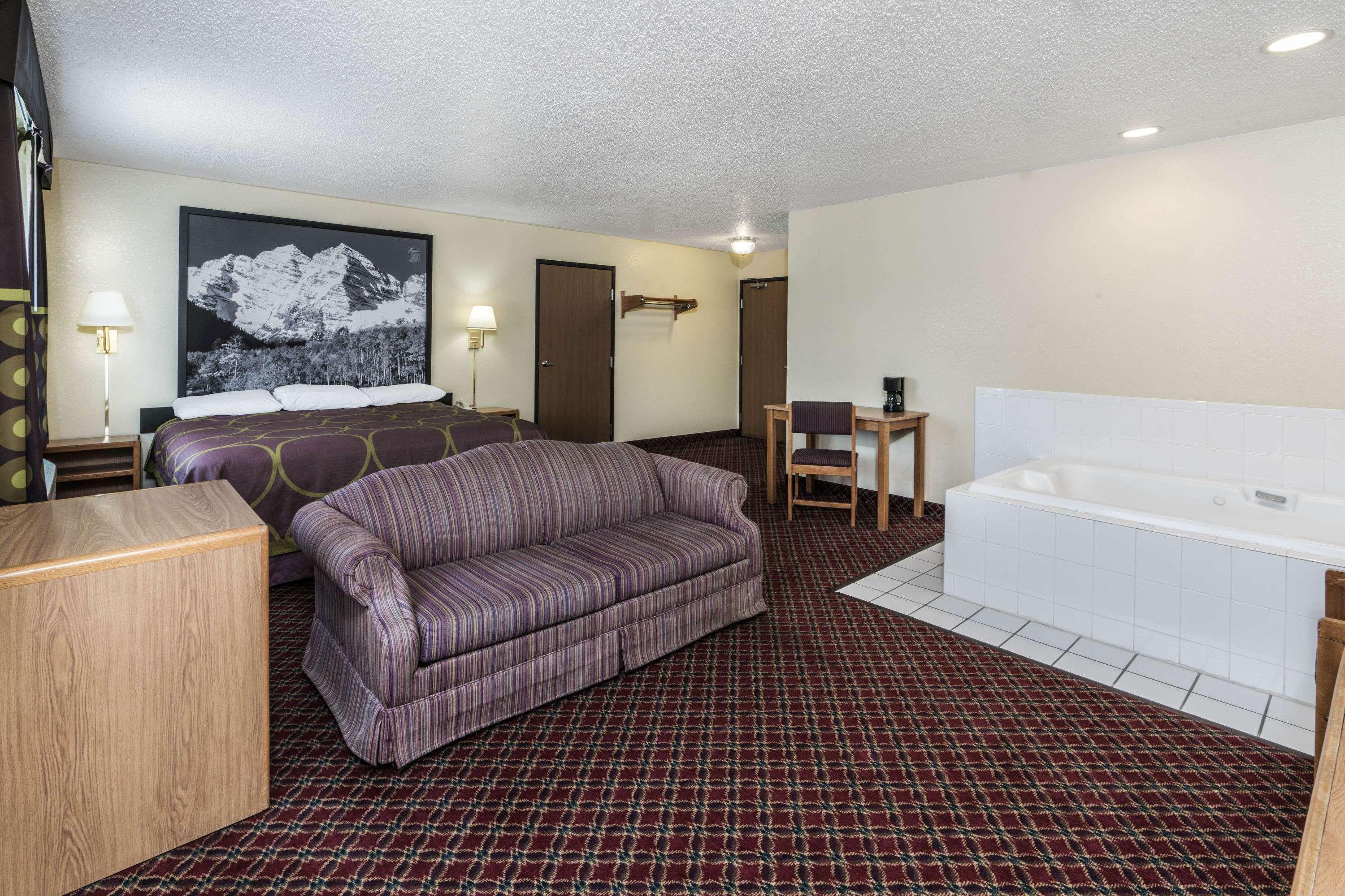 Super 8 By Wyndham Fountain Hotel Екстериор снимка