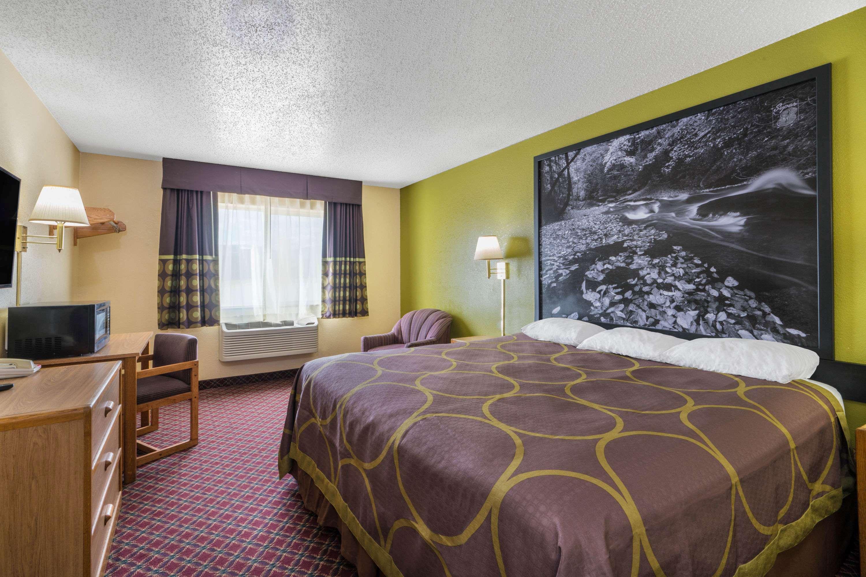 Super 8 By Wyndham Fountain Hotel Екстериор снимка