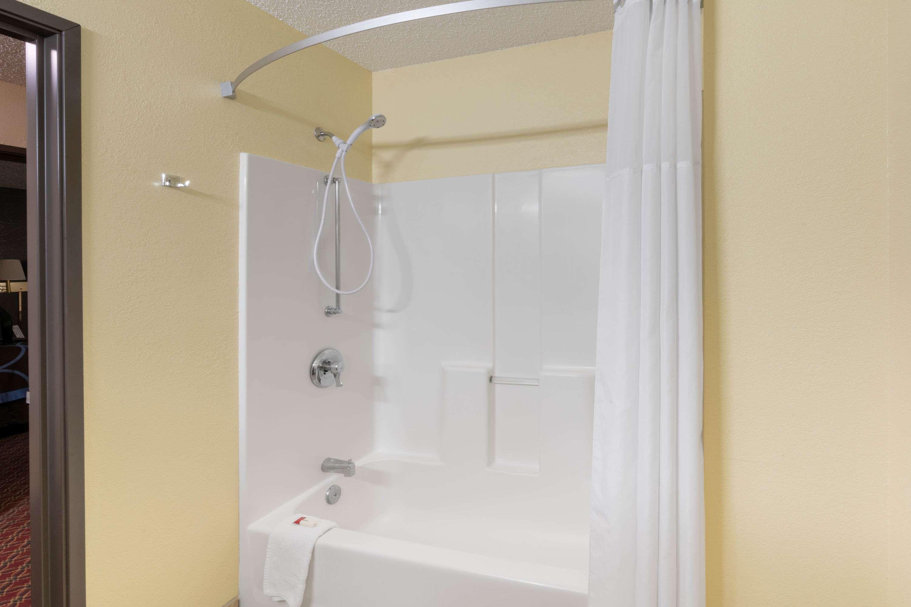 Super 8 By Wyndham Fountain Hotel Екстериор снимка