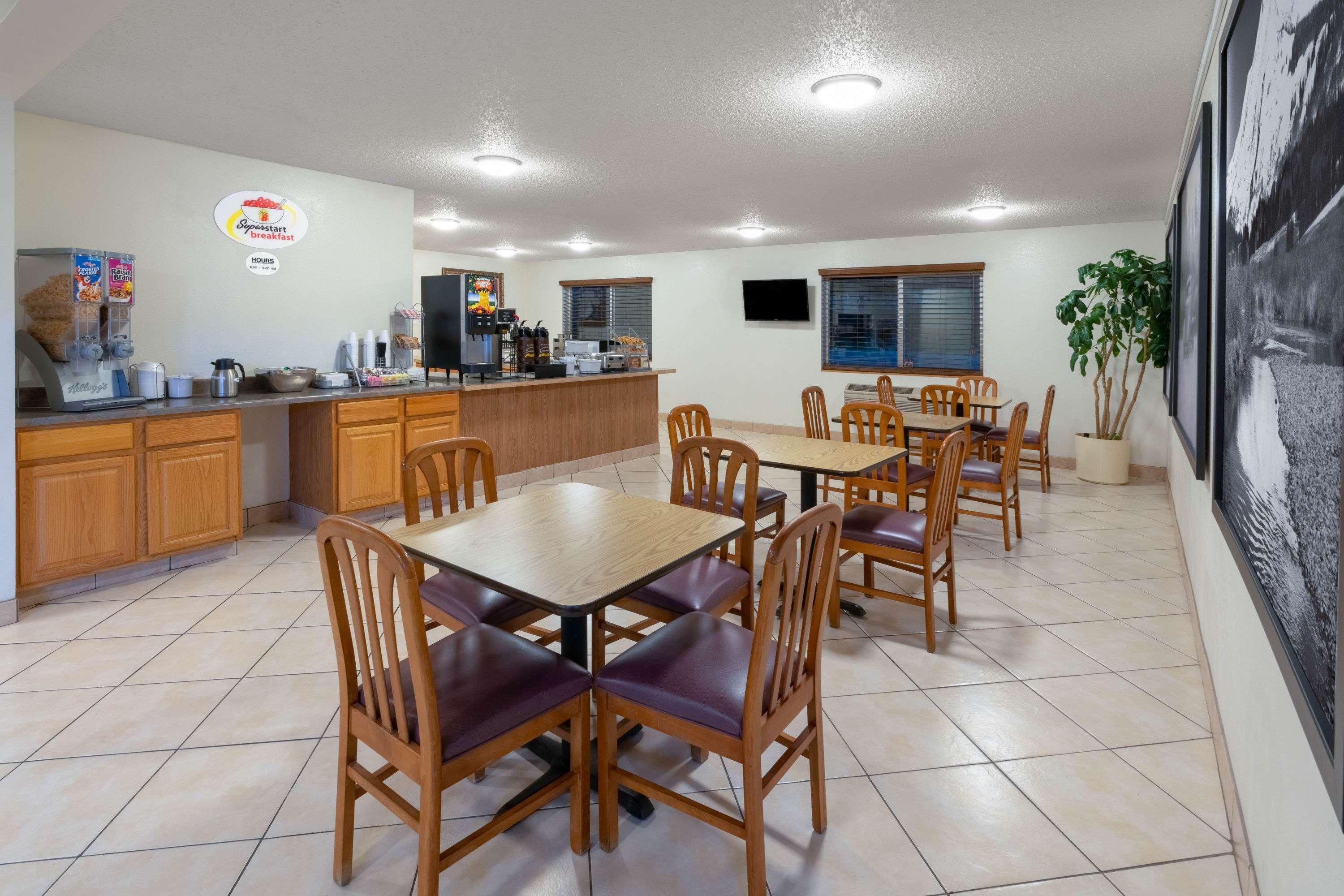 Super 8 By Wyndham Fountain Hotel Екстериор снимка