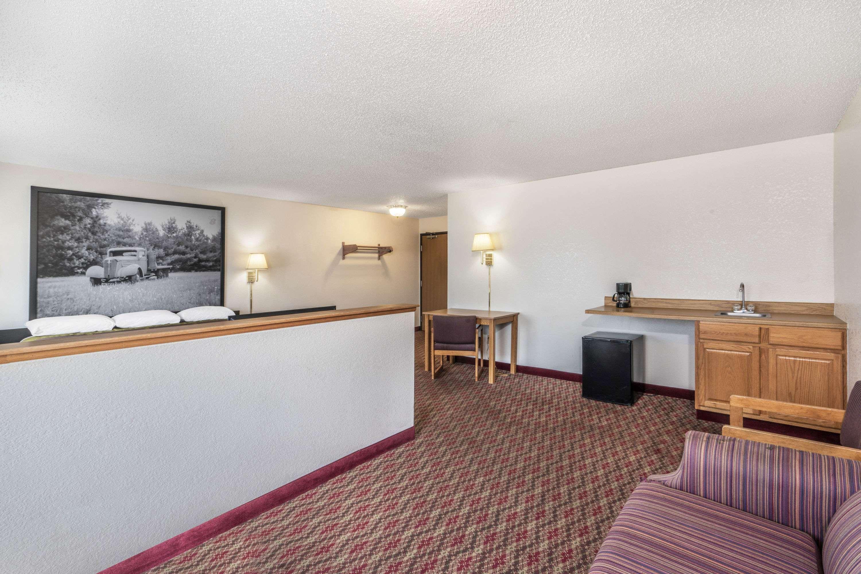 Super 8 By Wyndham Fountain Hotel Екстериор снимка