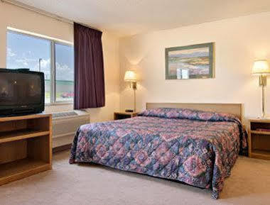 Super 8 By Wyndham Fountain Hotel Екстериор снимка